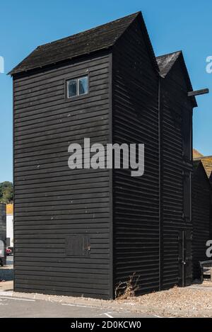 Schwarz lackierte Netzschuppen in der Stade-Gegend von Hastings, East Sussex Stockfoto