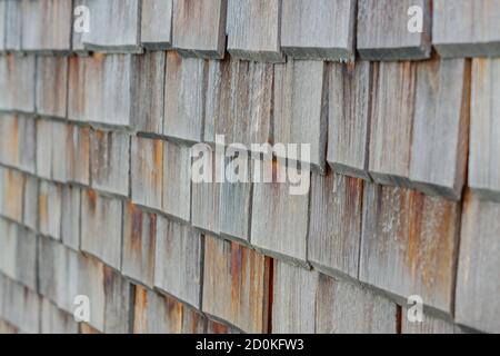 Nahaufnahme der dekorativen Holzwand aus alten Brettern. Perspektivische Ansicht. Innen- oder Außendesign Stockfoto
