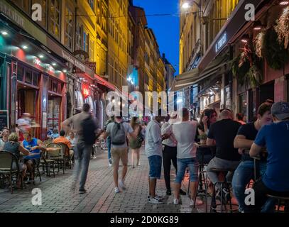 FRANKREICH, LYON- SEP 17, 2020: Kunden genießen ein Abendessen außerhalb der Restaurants in Lyon, Frankreich Stockfoto