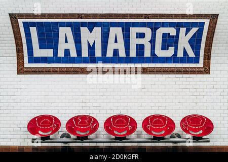Lamarck – Caulaincourt ist eine Station der Linie 12 von Die Pariser Métro im Montmartre-Viertel Stockfoto