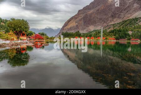 Der untere Kachura-See, auch bekannt als Shangrila-See, befindet sich im Dorf Kachura in der Stadt Skardu in einer Höhe von 2,500 Metern. Stockfoto