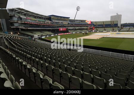 Ein Blick auf die Bezüge auf dem Spielfeld, wenn es vor dem ersten Vitality Blast T20 Semi Final Spiel in Edgbaston, Birmingham, stark regnet. Stockfoto