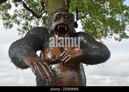 Gorilla Sculpture im British Ironwork Centre und Shropshire Sculpture Park, Oswestry, Shropshire, Großbritannien Stockfoto