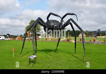 Giant Tarantula Spider Sculpture im British Ironwork Centre und Shropshire Sculpture Park, Oswestry, Shropshire, Großbritannien Stockfoto