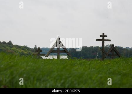 Friedhof mit hölzernen Kreuzen in Kizhi, Russland Stockfoto