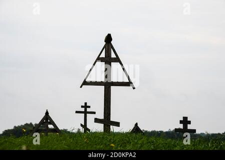 Friedhof mit hölzernen Kreuzen in Kizhi, Russland Stockfoto