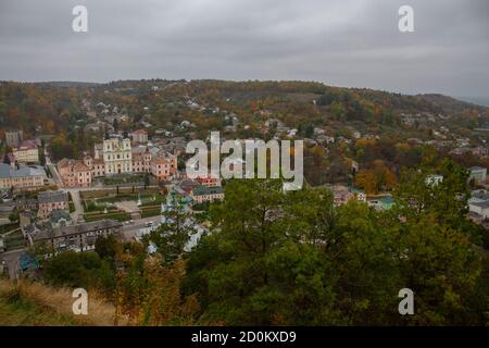 Blick auf das historische Zentrum von Kremenets Stadt, Ukraine. Blick vom Schlossberg. Nebliger Herbstmorgen Stockfoto