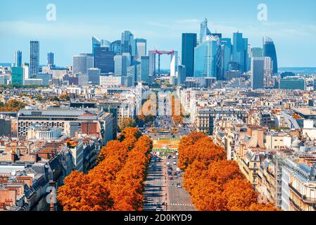 Blick auf die Avenue de la Grande Armee und modernen Viertel von La Defense von Arc De Triomphe in Paris. Stockfoto