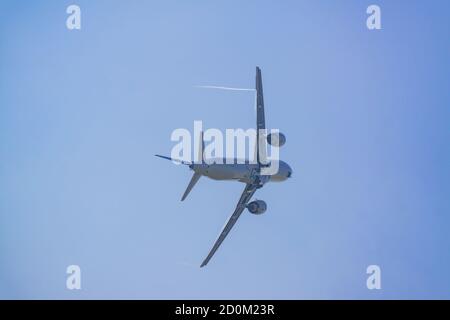 SCHUKOWSKI, RUSSLAND - 31. AUGUST 2019: Neues russisches Passagierflugzeug MS-21 in den Himmel. Ein Demonstrationsflug auf der Flugschau MAKS-2019 Stockfoto