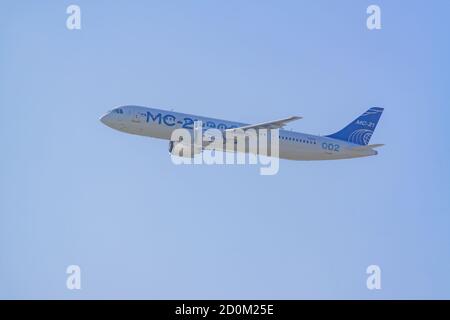 SCHUKOWSKI, RUSSLAND - 31. AUGUST 2019: Neues russisches Passagierflugzeug MS-21 in den Himmel. Ein Demonstrationsflug auf der Flugschau MAKS-2019 Stockfoto