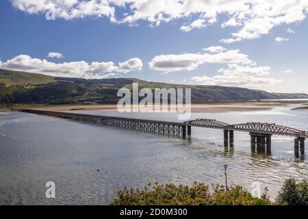 Barmouth Eisenbahnbrücke über die Mawddach Mündung auf dem Wales Küste Stockfoto