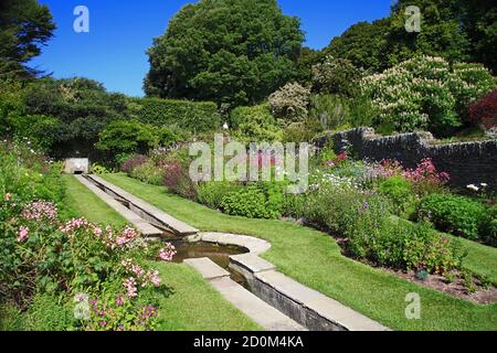 Krautige Grenzen, der Rill Garden, Coleton Fishacre House, ein Arts & Crafts Stil ehemaligen Heimat von Rupert D'Oyly-Carte, Kingsbridge, Devon, England Großbritannien Stockfoto