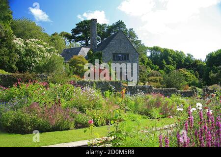 Krautige Grenzen, der Rill Garden, Coleton Fishacre House, ein Arts & Crafts Stil ehemaligen Heimat von Rupert D'Oyly-Carte, Kingsbridge, Devon, England Großbritannien Stockfoto