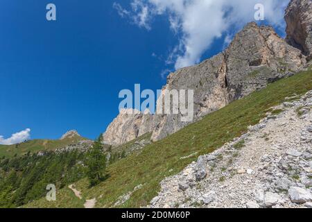 Pfad am Fuße der imposanten Südwand des Monte Settsass, Dolomiten, Italien Stockfoto