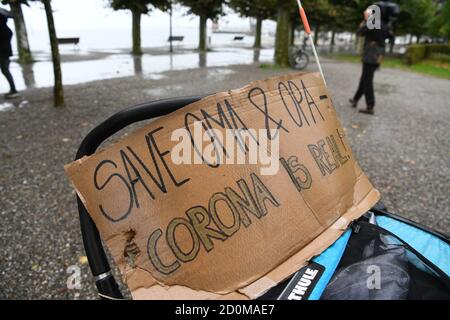 Konstanz, Deutschland. Oktober 2020. Auf einem Kinderweg gibt es ein Schild, das sagt: "Sichere Oma und Opa, Corona ist real". Die Menschenkette soll durch Deutschland, Österreich, Liechtenstein und die Schweiz führen. Quelle: Felix Kästle/dpa/Alamy Live News Stockfoto