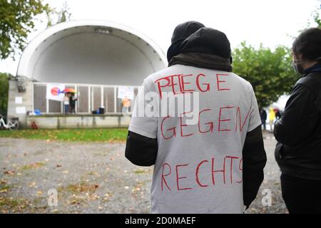 Konstanz, Deutschland. Oktober 2020. Ein Mann trägt ein T-Shirt mit der Aufschrift „Care Against Right“. Organisiert wird die Kampagne vom Bodenseeregion-Unternehmer Mayr, der am 4. Oktober in der Bodenseemetropole auch eine "Querdenkdemonstration" gegen Coronamaßnahmen organisiert. Die Menschenkette wird durch Deutschland, Österreich, Liechtenstein und die Schweiz führen. Quelle: Felix Kästle/dpa/Alamy Live News Stockfoto