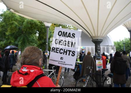 Konstanz, Deutschland. Oktober 2020. Eine Frau hält ein Zeichen hoch, das sagt: 'Großmütter versus rechts'. Die Menschenkette soll durch Deutschland, Österreich, Liechtenstein und die Schweiz verlaufen. Quelle: Felix Kästle/dpa/Alamy Live News Stockfoto