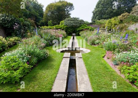 Krautige Grenzen, der Rill Garden, Coleton Fishacre House, ein Arts & Crafts Stil ehemaligen Heimat von Rupert D'Oyly-Carte, Kingsbridge, Devon, England Großbritannien Stockfoto