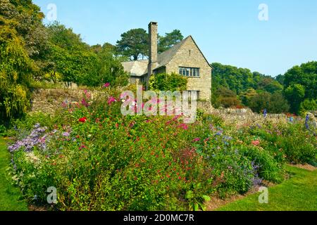 Krautige Grenzen, der Rill Garden, Coleton Fishacre House, ein Arts & Crafts Stil ehemaligen Heimat von Rupert D'Oyly-Carte, Kingsbridge, Devon, England Großbritannien Stockfoto