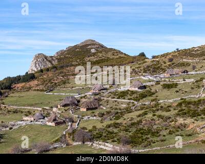 Alte Hirtenhütten in Asturien. Stockfoto