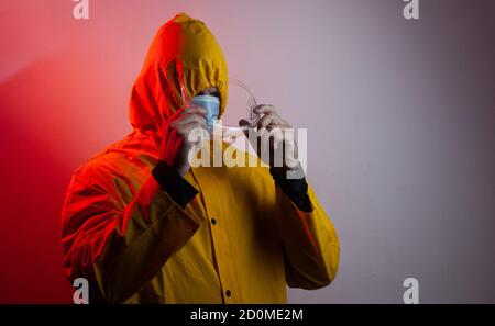 Ein Forscher in einem gelben Anzug mit Kapuze trägt eine Schutzbrille, Stockfoto