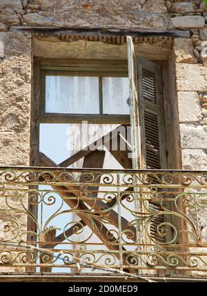 Altes verlassene Gebäude mit einem eingestürzten Dach in Heraklion, Kreta. Konzept: Vergehen der Zeit über Objekte. Stockfoto