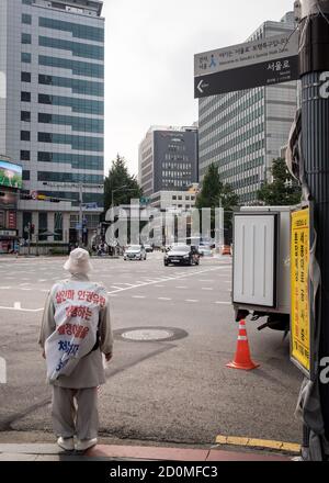 Seoul, Südkorea - EIN Protestler, der Umhang trägt und Nordkoreas Tötung südkoreanischer Beamter anprangert und seinen Körper verbrennt. Ein-Mann-Demonstration. Stockfoto