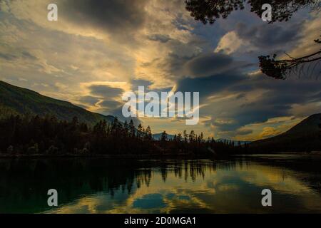 Es gibt drei Seen in Naltar Valley bekannt als Naltar Seen oder Bashkiri Seen in Höhen von 3,050 bis 3,150 Metern Stockfoto