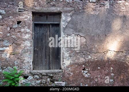 Tür eines alten Häuschens hoch oben in der Bergregion von Psiloritis, Kreta, Griechenland. Stockfoto