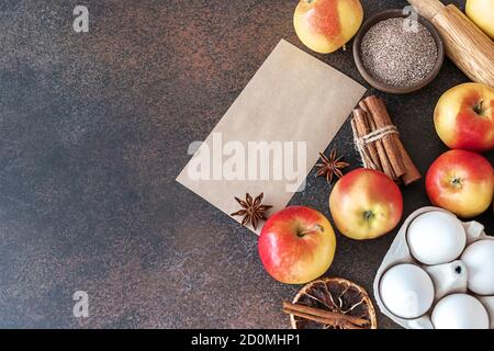 Herbstliche Backwaren. Traditionelle herbstliche Apfelkuchen, Gewürze, Äpfel, Accessoires. Stockfoto