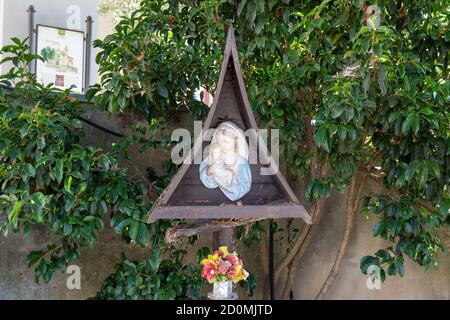 Holzschnitzereien der Madonna fotografiert in Barbaresco, Cuneo. Stockfoto