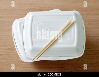 Plastikboxen mit chinesischem Essen auf Holztisch Stockfoto