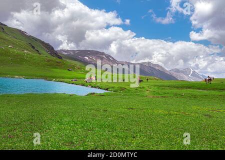Der Dudipatsar-See, auch als Dudipat-See bekannt, ist ein See, der von schneebedeckten Gipfeln im Lulusar-Dudipatsar-Nationalpark umgeben ist. Der See liegt im Norden Stockfoto