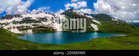 Der Dudipatsar-See, auch als Dudipat-See bekannt, ist ein See, der von schneebedeckten Gipfeln im Lulusar-Dudipatsar-Nationalpark umgeben ist. Der See liegt im Norden Stockfoto