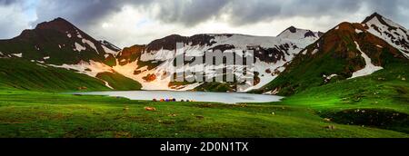 Der Dudipatsar-See, auch als Dudipat-See bekannt, ist ein See, der von schneebedeckten Gipfeln im Lulusar-Dudipatsar-Nationalpark umgeben ist. Der See liegt im Norden Stockfoto