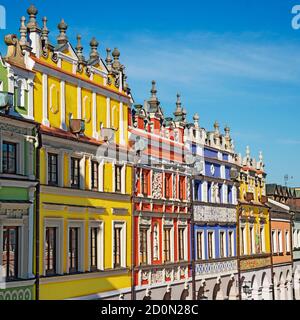 Fassaden von alten bunten Gebäuden. Historischer großer Marktplatz in Zamosc, Polen Stockfoto