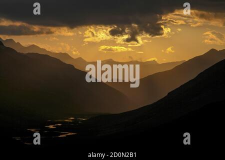 Der Dudipatsar-See, auch als Dudipat-See bekannt, ist ein See, der von schneebedeckten Gipfeln im Lulusar-Dudipatsar-Nationalpark umgeben ist. Der See liegt im Norden Stockfoto