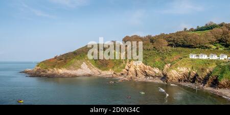 HELE BAY, NORTH DEVON, Großbritannien - SEPTEMBER 16 2020: Touristen in der späten Saison in der Sonne. Stockfoto