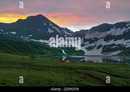 Der Dudipatsar-See, auch als Dudipat-See bekannt, ist ein See, der von schneebedeckten Gipfeln im Lulusar-Dudipatsar-Nationalpark umgeben ist. Der See liegt im Norden Stockfoto