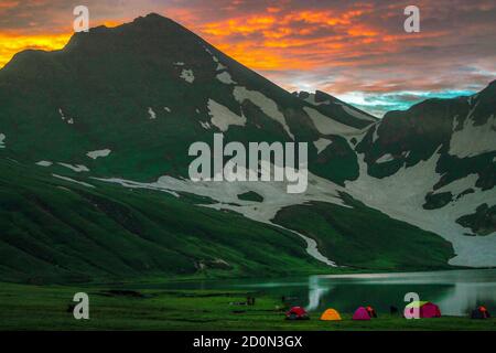 Der Dudipatsar-See, auch als Dudipat-See bekannt, ist ein See, der von schneebedeckten Gipfeln im Lulusar-Dudipatsar-Nationalpark umgeben ist. Der See liegt im Norden Stockfoto