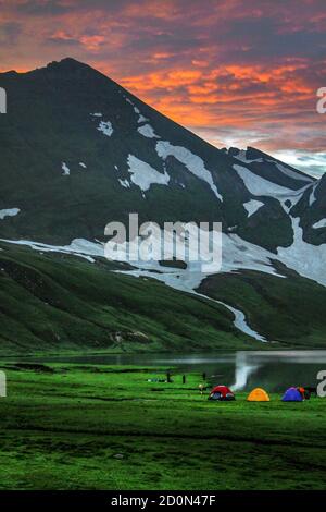 Der Dudipatsar-See, auch als Dudipat-See bekannt, ist ein See, der von schneebedeckten Gipfeln im Lulusar-Dudipatsar-Nationalpark umgeben ist. Der See liegt im Norden Stockfoto