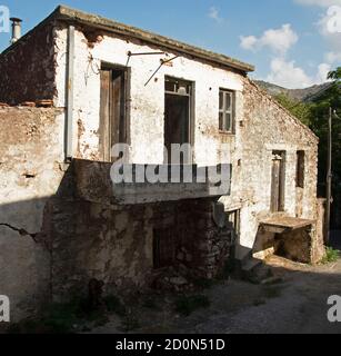 Alte verlassene Hütte in der bergigen Gegend von Psiloritis, Kreta, Griechenland. Stockfoto