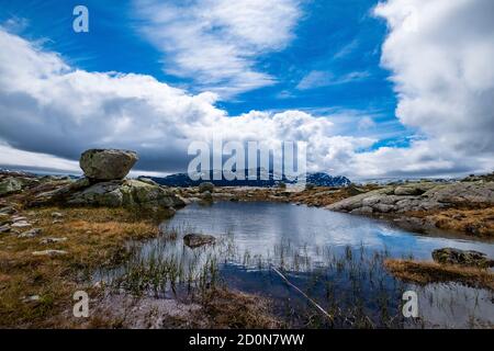 Ein kleiner See während der Trolltunga Wanderung in Norwegen mit schönem Himmel. Stockfoto