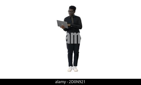 Zuversichtlich afroamerikanischen Geschäftsmann tippen auf Laptop auf weiß Stockfoto