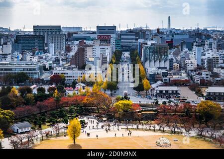 Eine schöne Allee in der Stadt Himeji im Herbst. Stockfoto