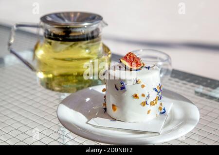 Earl Grey Mousse und Tee in Odette Patisserie (Cukiernia Odette) in Warschau, Polen Stockfoto