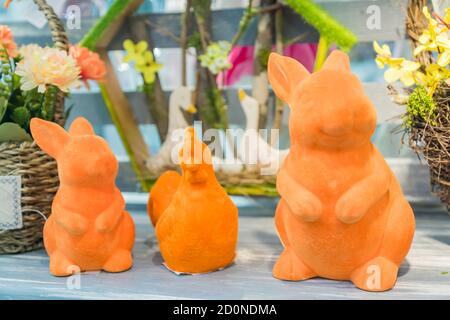 Osterfiguren - Kaninchen und ein an auf einem Ladendisplay. Stockfoto