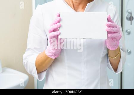 Nahaufnahme Foto der Hände des Kosmetologen halten weiße Box mit Füllstoffen. Gesundheitswesen, Medizin und Pharmazie Konzept. Modell für Ihr Projekt Stockfoto