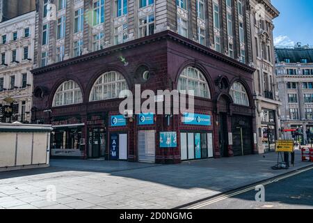 Verlassene U-Bahnstation Oxford Circus während der Pandemie-Sperrung. Stockfoto