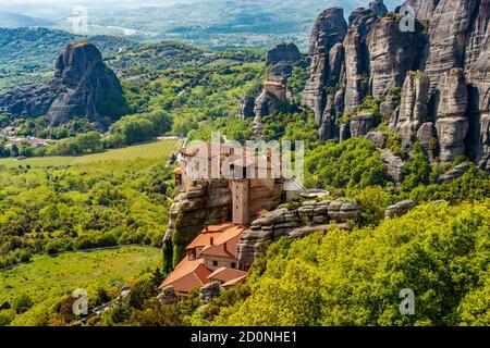 Das Kloster von Rousanou auf Felsen in Meteora, Griechenland. Stockfoto